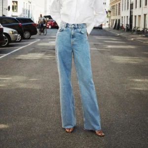 straight leg jeans - Helt oanvända jeans från zara i storlek 34. Buda från 350 💕🌸 (högsta bud nu är 480)