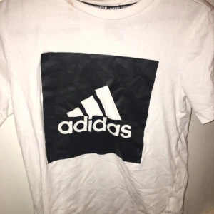 Adidas tröja - Vit adidas tröja, aldrig använd 