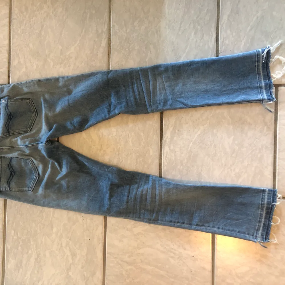 Skitsnygga Blåa jeans från replay, nypris:1100kr. I bra skick! Säljs pga för små. Jeans & Byxor.