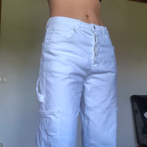 Vita byxor från Collusion, strl 32/32 - Vita byxor från Collusion, strl 32/32, helt vita, inte skinande som på bilden det är pga solljus. Aldrig använda! Ej genomskinliga. Köparen står för frakt