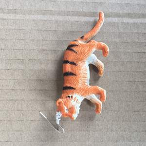 säljer ett tiger örhänge gjort av en leksak! 50kr inkl frakt, 10kr går till valfri organisationen som jag swishar, bevis skickas till köparen!