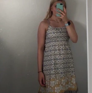 Klänning  - Mönstrad klänning från Mon Row storlek S. Jättefin och bra skick men det är tyvärr lite liten för mig. Banden går att förkorta och förlänga.  Möts upp eller fraktar (55kr)