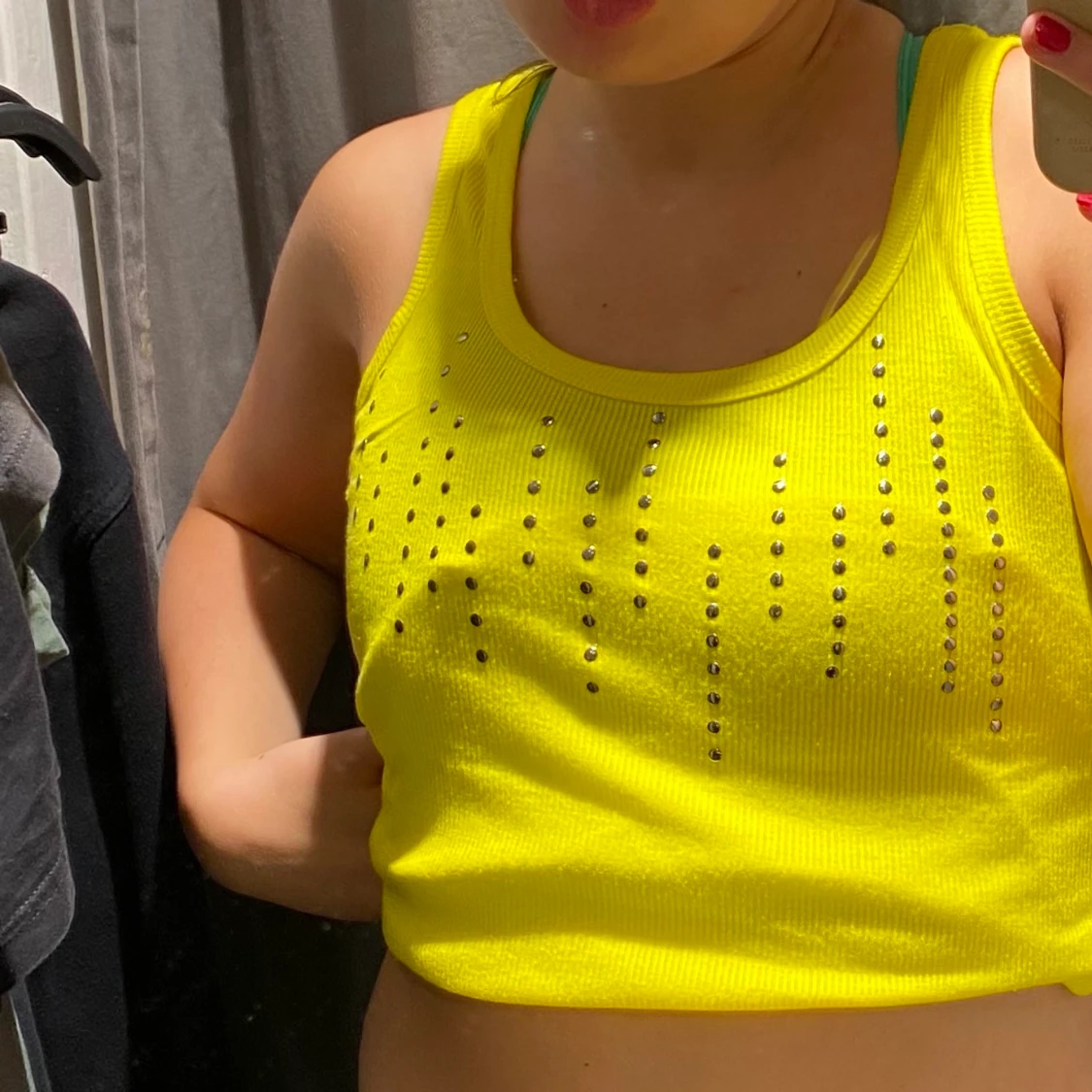 Gult linne med detaljer 