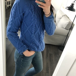 Tjock stickad tröja  - Super mysig stickad tröja. Går att styla på massa olika sätt. Pris går att diskutera 