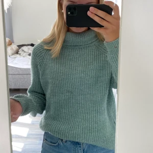 Stickad tröja från chiquelle - Stickad Tröja från chiquelle storlek one size men passar nog XS och S bäst,,  100 kr+frakt jätteskön och knappt använd 