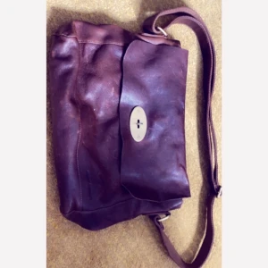 Skinnväska - House of Janic Carlo skinnväska i brunt skinn. Perfekt till jobb och resa. Får plats med 11 tum dator. 