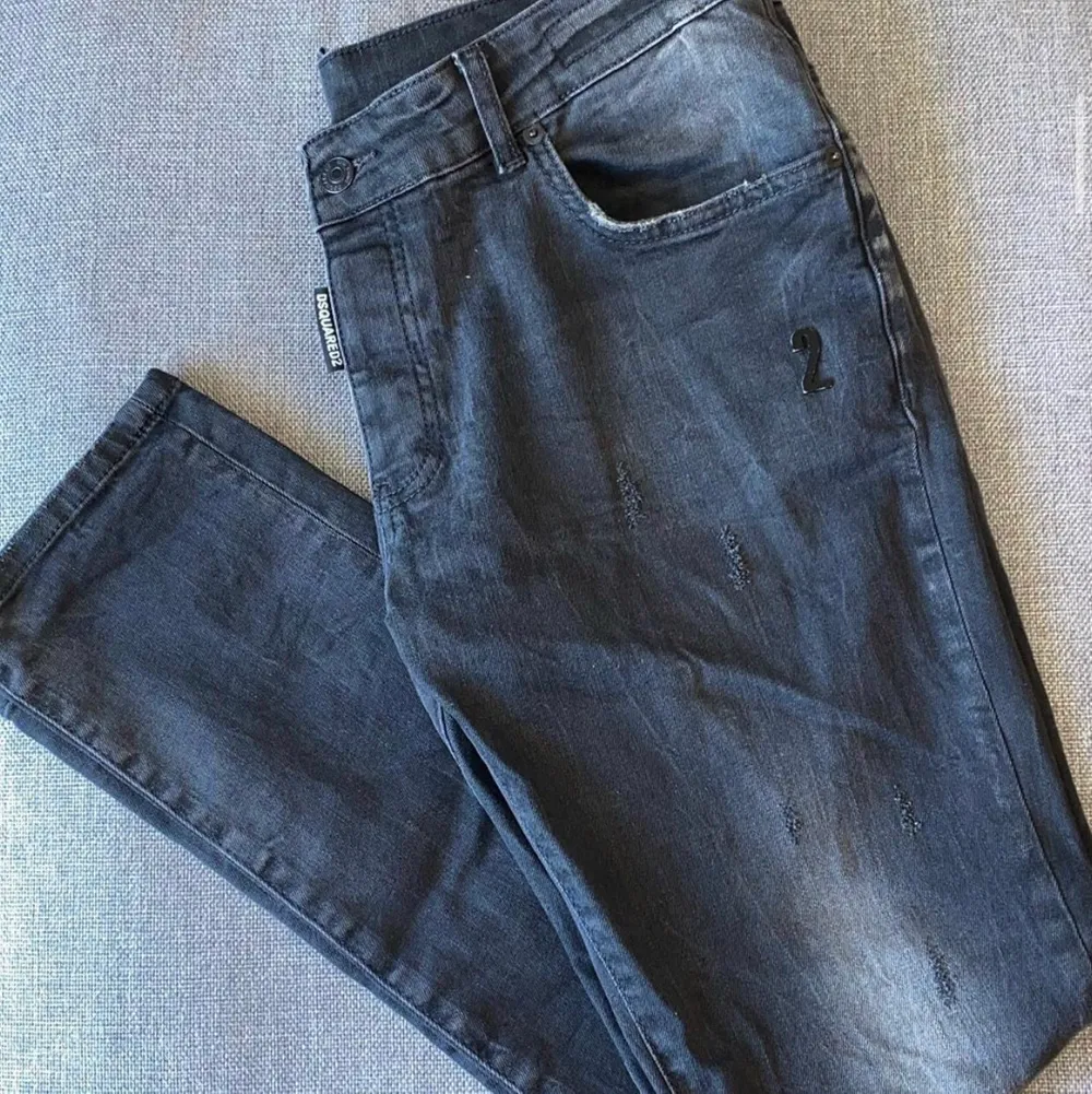 dsq2 jeans helsvarta storlek 52 ( 34-32 ). Jeans & Byxor.
