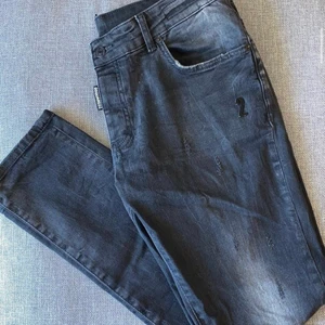 dsq2 jeans - dsq2 jeans helsvarta storlek 52 ( 34-32 )