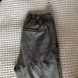 ”Kostym-mjukis” - Kostymbyxor i rutigt mjukismatrial. Flitigt använda och därav noppriga. Priset kan diskuteras, köparen står för frakten! Köpta på lager157. 