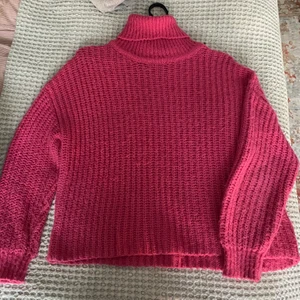 Stickad polo - Stickad polotröja från Ginatticot. Jätteskön, sticks inte alls!! Köparen står för frakten. Använd 3 gånger. 