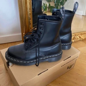 Dr martens - Säljer dessa helt felfria dr martens! Köpta här på plick men är tyvärr för små. 