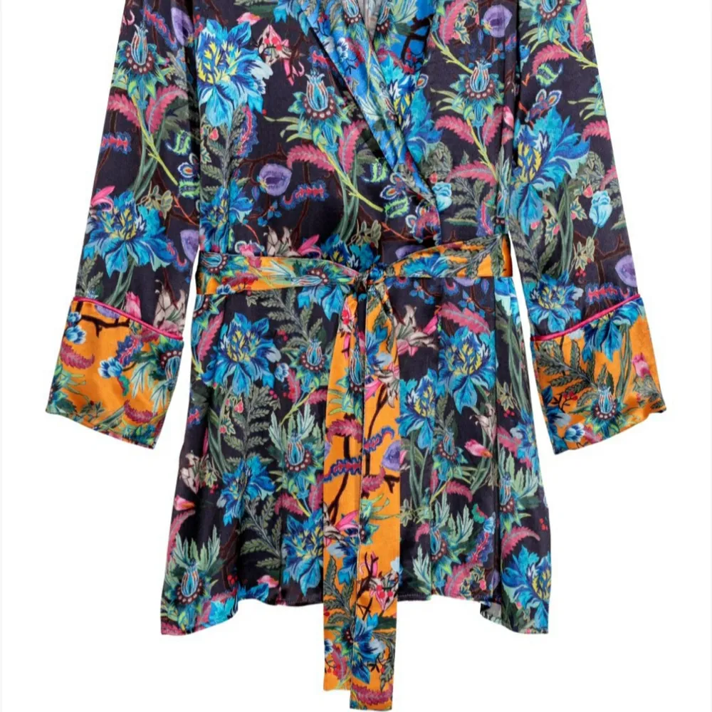 SLUTSÅLD kimono i världens finaste tyg och mönster 🌸🌼 Står storlek 42 i men mer som en 38/40. Nypris: 399kr . Övrigt.