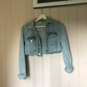 Avklippd jeansjacka  - Köparen står för frakten, hör av dig om du har fler frågor, köp gärna fler plagg för paketpris❤️🥰 några fläckar men borde gå bor i tvätten