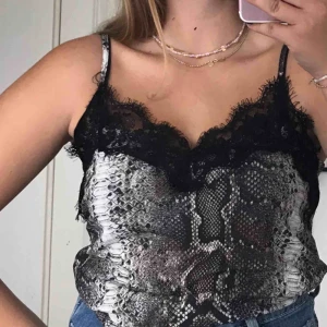  - Linne med spets i ormskinnsmönster från zara