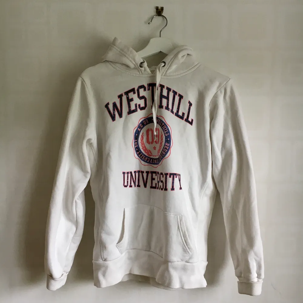 Supermysig vit collage-tröja/hoodie med luva och tryck på framsidan (Westhill university) från Westhill Redbird i storlek S, helt i nyskick! Säljer då den ej kommer till användning. Kan möta upp i Lund eller posta☺️. Hoodies.