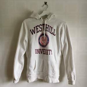 Supermysig vit collage-tröja/hoodie med luva och tryck på framsidan (Westhill university) från Westhill Redbird i storlek S, helt i nyskick! Säljer då den ej kommer till användning. Kan möta upp i Lund eller posta☺️