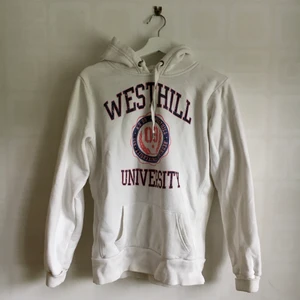 Collage-tröja - Supermysig vit collage-tröja/hoodie med luva och tryck på framsidan (Westhill university) från Westhill Redbird i storlek S, helt i nyskick! Säljer då den ej kommer till användning. Kan möta upp i Lund eller posta☺️
