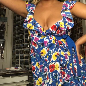 Topshop klänning - Helt oanvänd superfin sommarklänning från topshop då den tyvärr är för kort o liten på mig. Står storlek 38, men skulle helt klart säga S eller 36! Jag har storlek M i bilden som ni ser. Frakren betalas av köparen eller så möts jag upp i stockholm💘