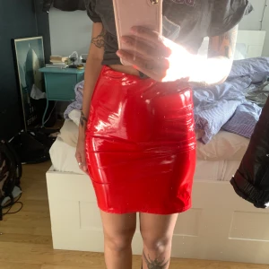 ”Lackkjol” Nelly strl XS - En ”lackkjol” från Nelly i storlek XS