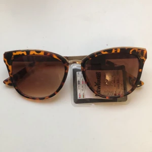 Solglasögon  - Helt nya från new yorker. Porto 22kr