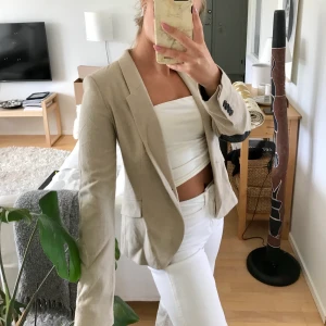Snygg beige blazer från zara - Snygg beige blazer från zara i storlek S