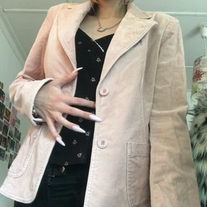 rosa jacka - såååå underbar ljusrosa jacka!! passar alla årstider o e så SJUKT fin, bara inte min stil.. jättelent material, stora fickor och perfekt skick!  200 kr elr högsta bud💖