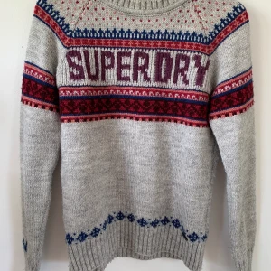 Stickad tröja från Superdry - Supervarm och skön till höst och kallare sommarkvällar! 
