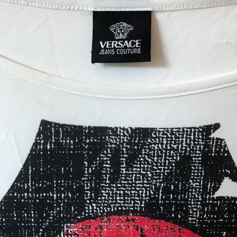 Långärmad thriftad Versace tröja med coolt tryck som är köpt i London🇬🇧 tröjan passar bäst på en S eller Xs. Säljer den pågrund av att den tyvärr inte använts. Köparen står för frakten och vid intresse blir det budgivning❤️💙. Toppar.