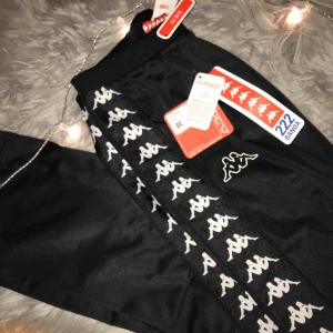  - HELT NYA KAPPA BYXOR- modellen 222 Banda wastoria. Säljer pga att storleken var för liten för mig. Bjuder på frakten om dem ska skickas.