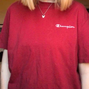  - Säljer en röd championtröja eftersom den är för liten för mig, inte använd så mycket så skicket är så gott som nytt! ❤️