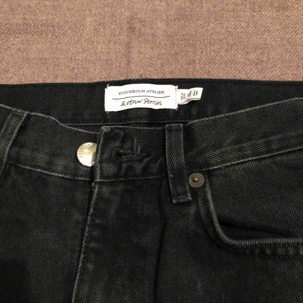 Svarta jeans från &Otherstories i en rakare lite kortare modell. Högre midja. Relativt små i storleken. . Jeans & Byxor.