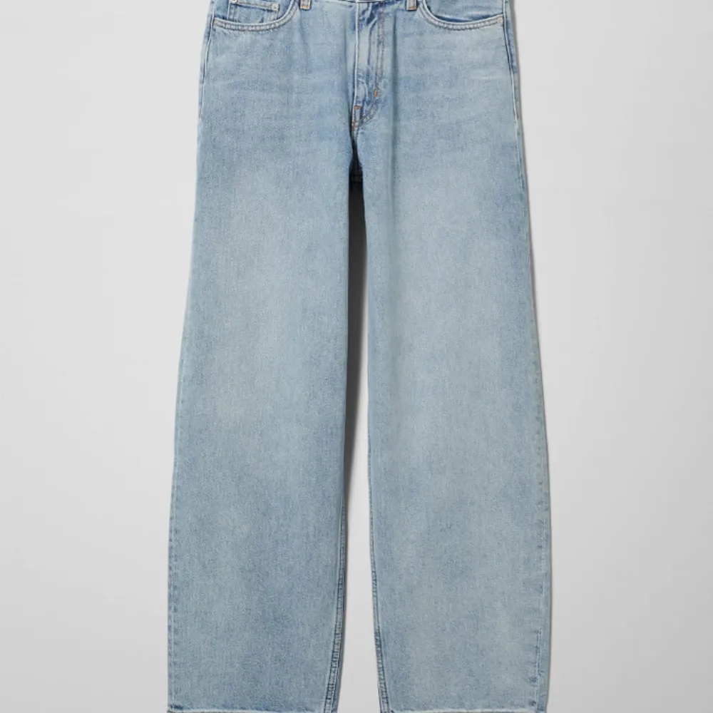 Weekday jeans köpta i sommras, men nu har jag vuxit ur dem. Super sköna. Nypris 600 kr. Frakt tillkommer för köparen. Jeans & Byxor.