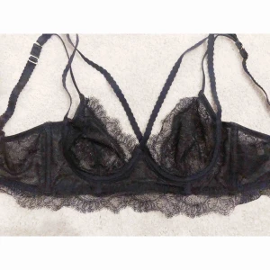  - Spetsbralette med remmar från H&M i storlek 75C.
