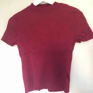  - En fin vinröd topp med öppen rygg. Storlek L men passar även mig som M. Jätte fin  Fraktkostnad tillkommer