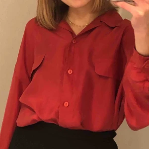  - Röd ”silkes”skjorta köpt second hand, avklippt längst ner