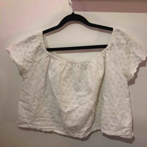  - En perfekt sommar offshoulder spetstopp från Zara. Fastän den är några år gammal är den i topp skick. Den har även ett väldigt fint broderi som man ser på bild 3.  Storlek: S