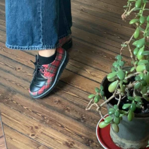  - Säljer dessa svincoola låga Dr Martens som jag köpte på second hand för 500 kr, säljer pga att dom är för små:(  De har små slitningar på insidan (se bild 3) men det är inget man tänker på🥰🥰