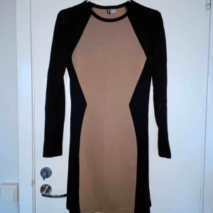  - Bodycon klänning som optiskt ger dig en snygg hourglass-shape Svart/puderrosa EUR40  Swish-betalning. Upphämtning i Sthlm alt kund betalar för frakt (står ej för postens f-ups) 