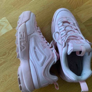  - Fila disruptor i rosa lack storlek 38,5, är dock små i storleken, använda men i mycket fint skick, köpta för 900kr , mitt pris 400kr