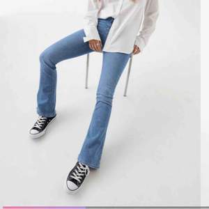 Ljusblå bootcut jeans från Gina nypris 399