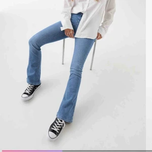  - Ljusblå bootcut jeans från Gina nypris 399