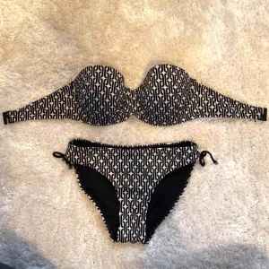  - Skitsnygg bikini från Twilfit. Överdelen är i storlek 70D men jag har C-kupa och den passar mig. Underdelen är i storlek XS. Har använt överdelen några gånger men underdelen är helt oanvänd. 