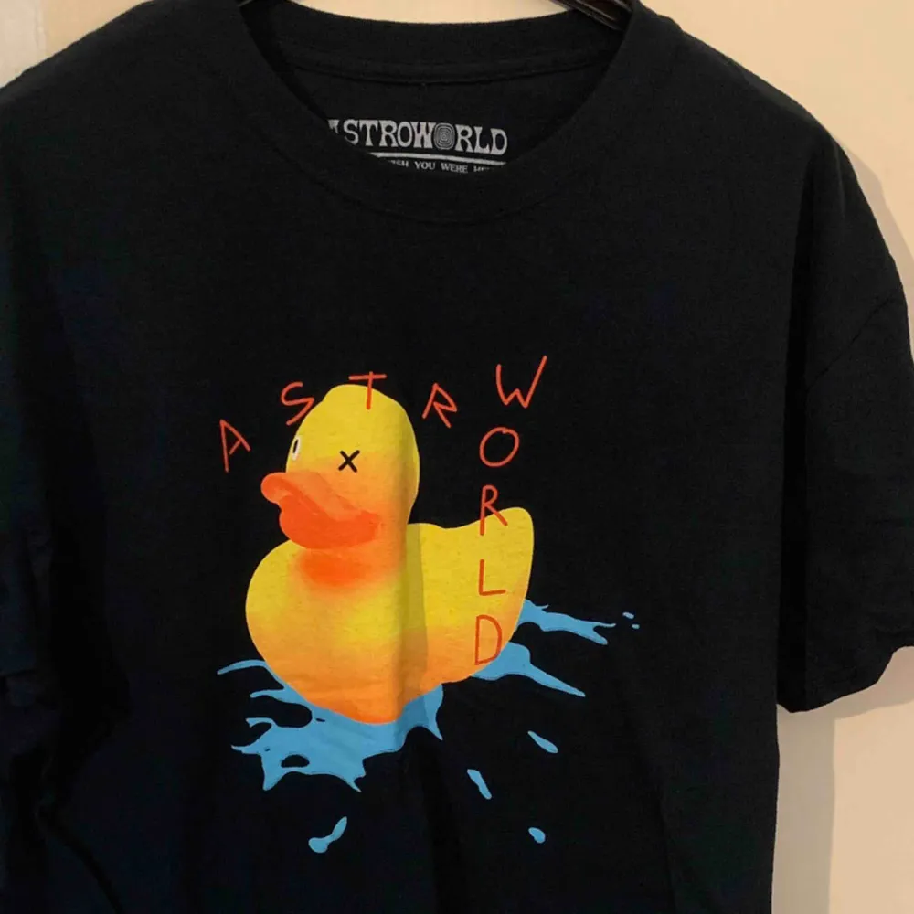 kollar om det finns intresse för Travis Scott merch ”wish you were here” köpte på lollapalooza 2019, ÄLSKAR den men används tyvärr inte :/ verkligen skitsnygg . T-shirts.