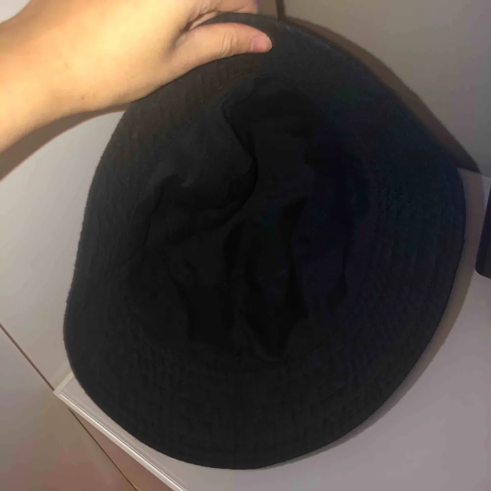 Jättesöt bucket hat köpt i Filippinerna i vintras och har aldrig använt den, den är svart och passar till nästan alla outfits!! 💘. Accessoarer.