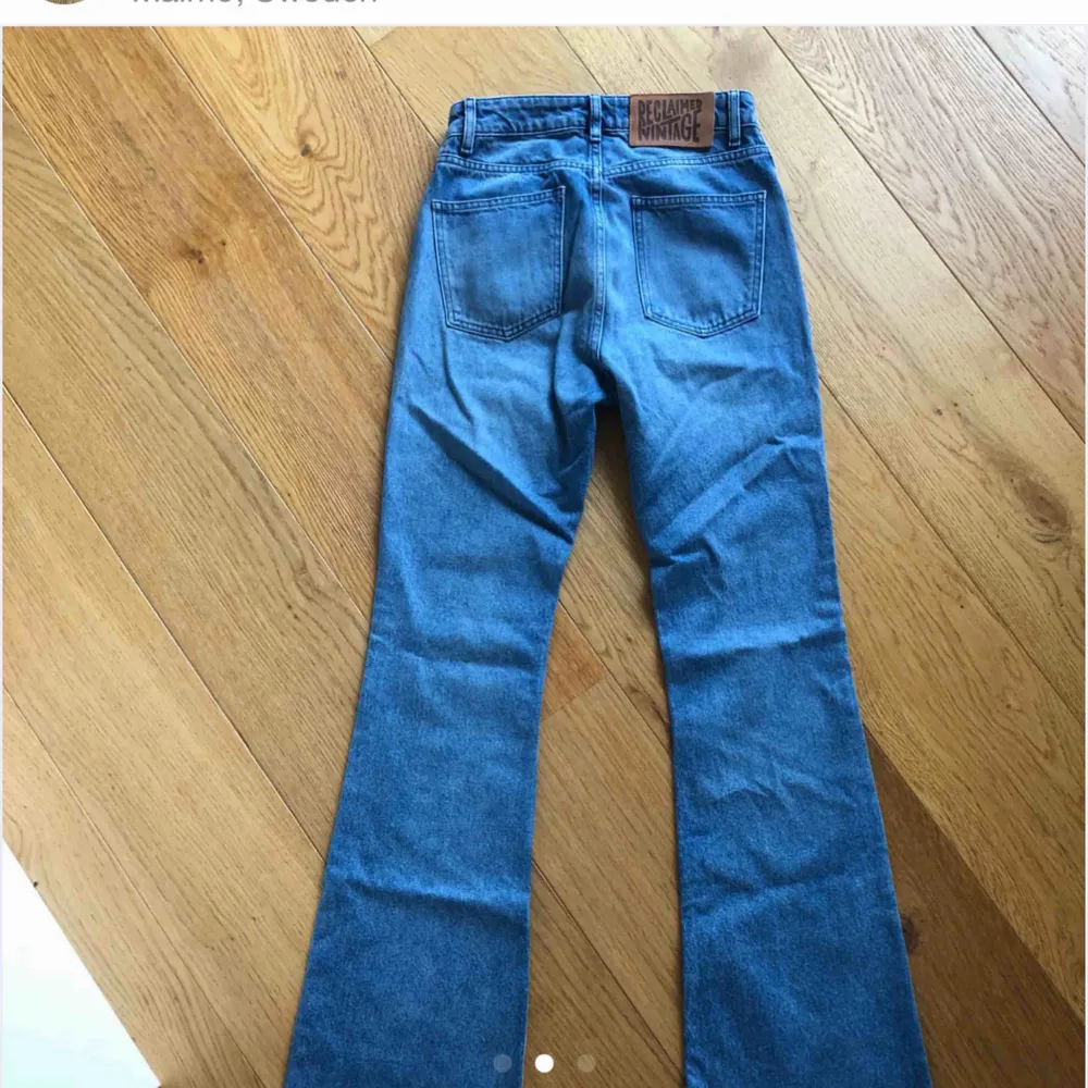 Oanvända byxor från reclaimed vintage. Storlek W26 men små i midjan. Långa i benen men avklippt modell så man kan klippa av mer om man vill. . Jeans & Byxor.