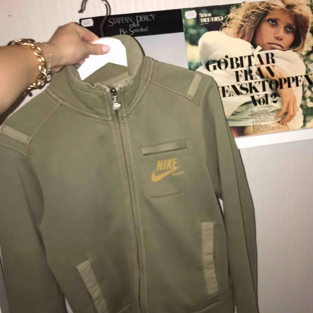 En super härlig tröja från Nike, säljs pågrund av att den inte kommer till användning,  använd Max  2 gånger. . Hoodies.