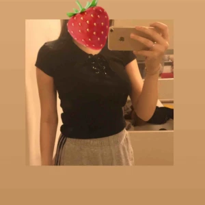  - Svart t-shirts som man kan knyta,o oanvänd, original pris 199kr och kan skicka flera bilder om du är intresserad💕😊