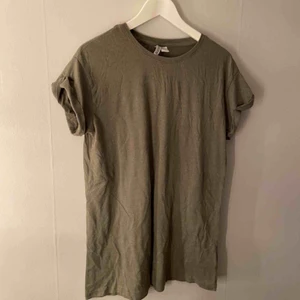  - Tshirtklänning från h&m. Funkar som klänning för personer som har storlek XS och S och som en oversize tshirt för personer med storlek M och L.