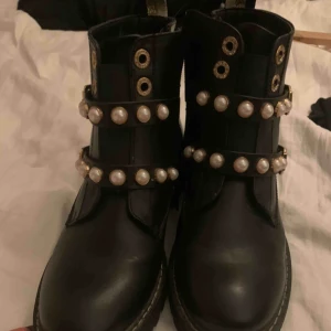  - Skinn boots me detaljer som pärlor och spännen.  Använt en gång 