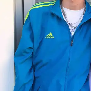 Sjukt cool och unik Adidas windbraker/ jacka!! Skicket är dessutom utmärkt 🥰. Verkligen ett toppen plagg :). Köpare står för frakt <33.